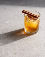 ⁦קוקטייל אלכוהולי מתובל לימים קרים - Chai Martinez⁩ – תמונה ⁦7⁩